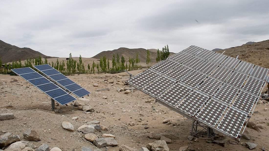 Ground-mounted solar panels in India, a visual for choosing between a 3 kW and a 5 kW solar system