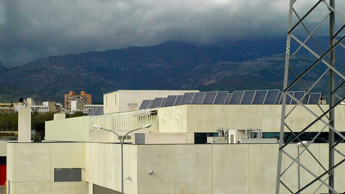 Solar panels installed on the roof of a hospital building, an example of solar for hospitals and nursing homes