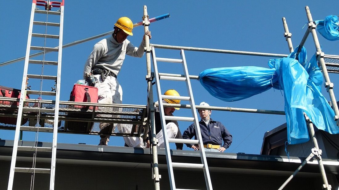 Crew on scaffolding during a rooftop solar installation, illustrating solar installation in Raipur