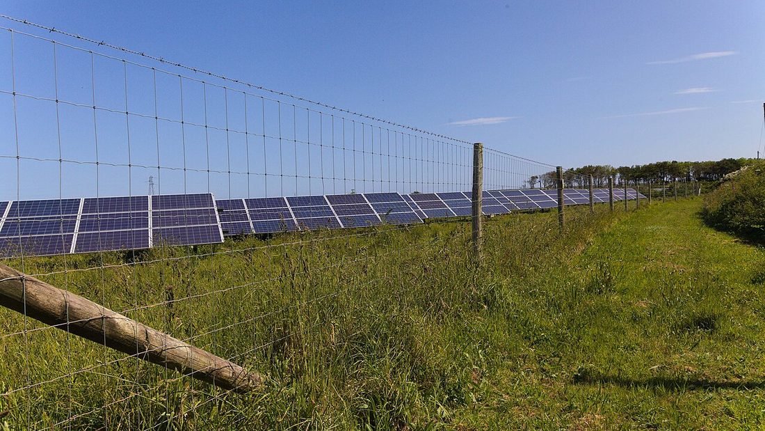 Solar arrays in a field, representing the capacity on which the PM Surya Ghar subsidy is calculated